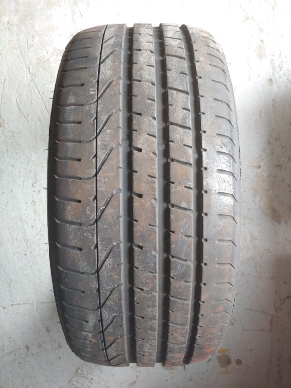 Un (1) pneu Pirelli P Zero 245/30ZR20