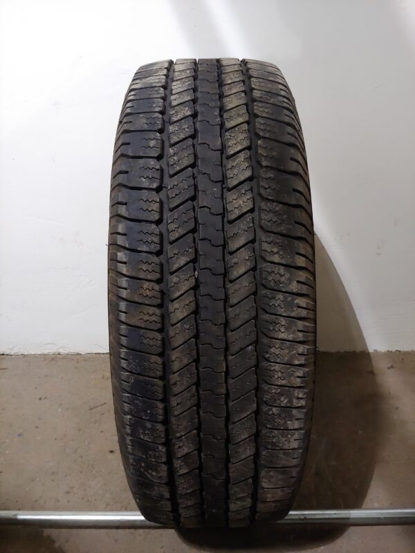 Un (1) pneu Goodyear Wrangler SR-A LT265/70R18