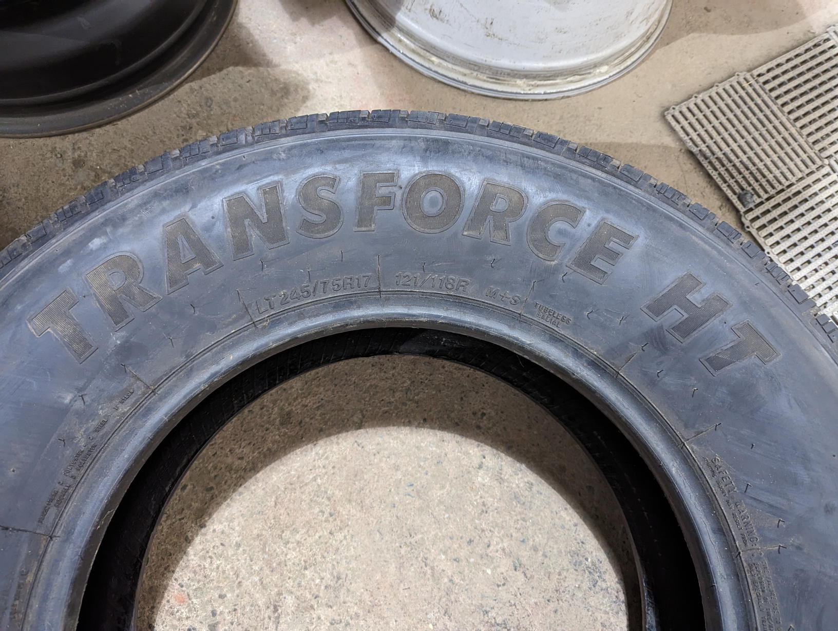 Un (1) pneu Firestone Transforce HT LT245/75R17 - Solupneus