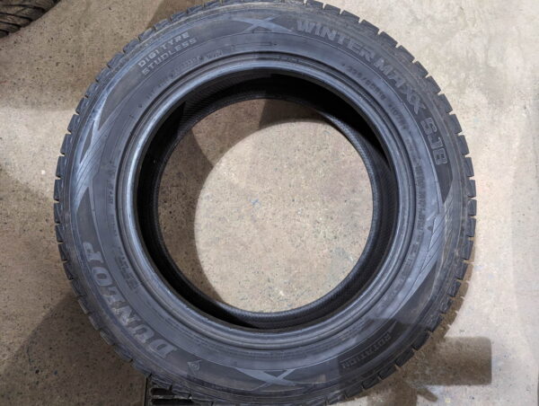 Un (1) pneu Dunlop WinterMaxx SJ8 235/60R18 - Image 3