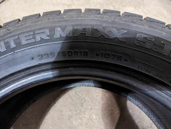 Un (1) pneu Dunlop WinterMaxx SJ8 235/60R18 - Image 4