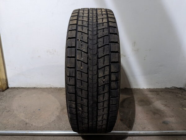 Un (1) pneu Dunlop WinterMaxx SJ8 235/60R18