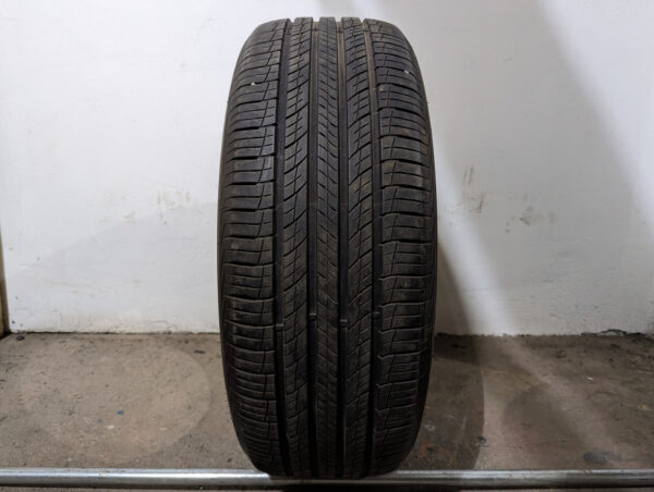 Un (1) pneu d'occasion Hankook Dynapro HP2 235/55R20