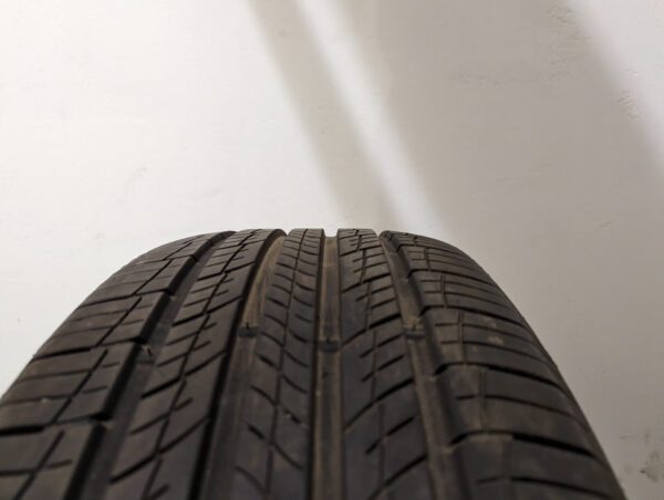 Un (1) pneu d'occasion Hankook Dynapro HP2 235/55R20 - Image 2