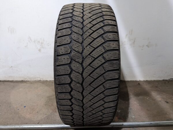 Un (1) pneu d'occasion Gislaved Nord Frost 200 235/45R18