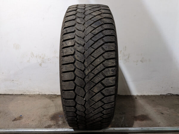 Un (1) pneu d'occasion Gislaved Nord Frost 200 235/60R18