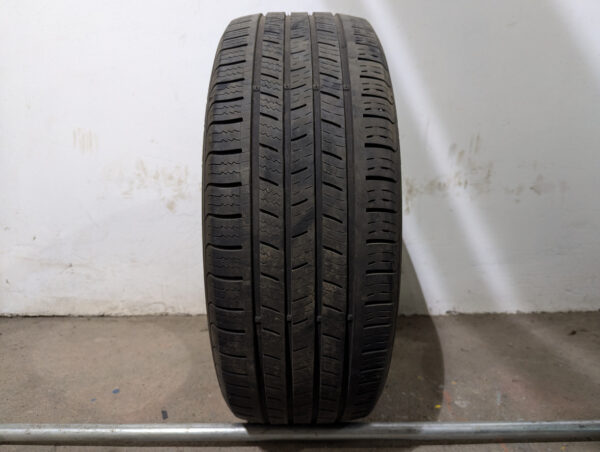 Un (1) pneu d'occasion Kumho Solus TA11 225/55R17