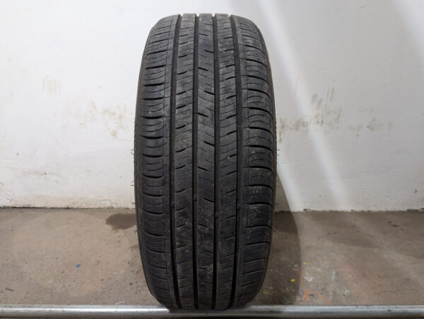 Un (1) pneu d'occasion Kumho Solus TA31 215/55R17