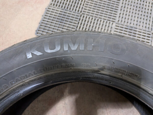 Un (1) pneu d'occasion Kumho Solus TA31 215/55R17 - Image 3