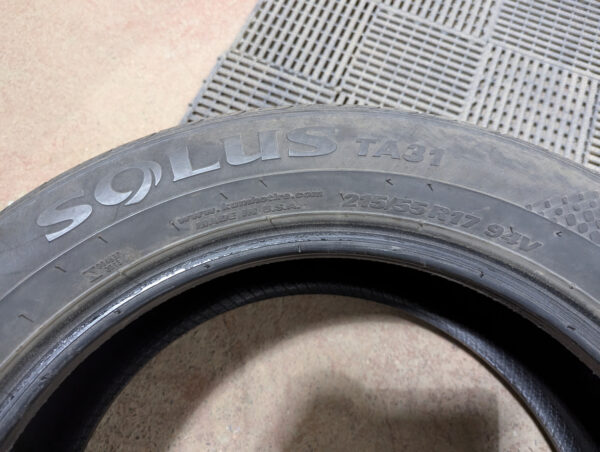 Un (1) pneu d'occasion Kumho Solus TA31 215/55R17 - Image 4