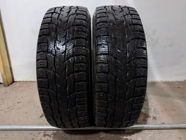 Ensemble de 2 pneus d'occasion Nokian Hakkapeliitta CR3 205/70R15C