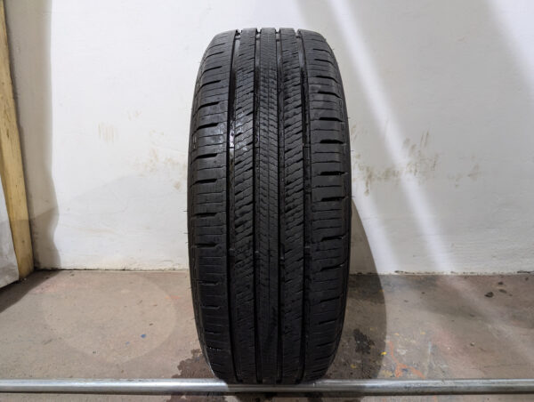 Un (1) pneu d'occasion Motomaster Hydra Edge Tour 235/60R18