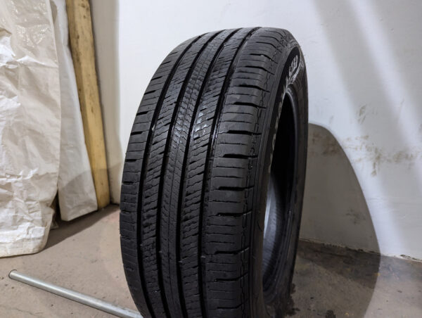 Un (1) pneu d'occasion Motomaster Hydra Edge Tour 235/60R18 - Image 2