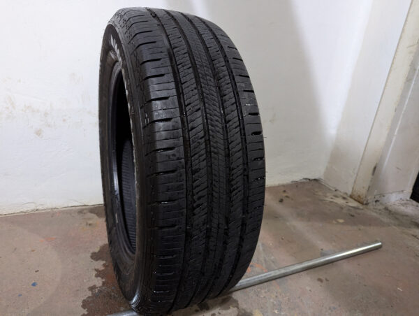 Un (1) pneu d'occasion Motomaster Hydra Edge Tour 235/60R18 - Image 3