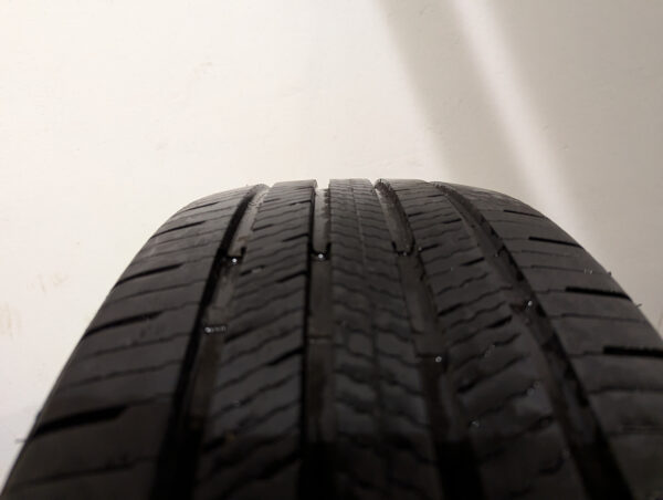 Un (1) pneu d'occasion Motomaster Hydra Edge Tour 235/60R18 - Image 4