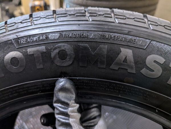 Ensemble de 2 pneus d'occasion Motomaster Hydra Edge Tour 235/60R18 - Image 8