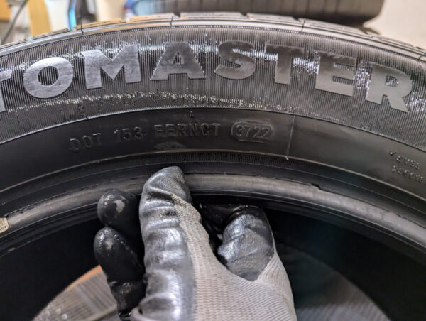 Ensemble de 2 pneus d'occasion Motomaster Hydra Edge Tour 235/60R18 - Image 9