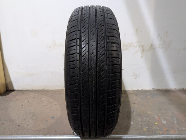 Un (1) pneu d'occasion Maxxis Bravo HP 185/65R15