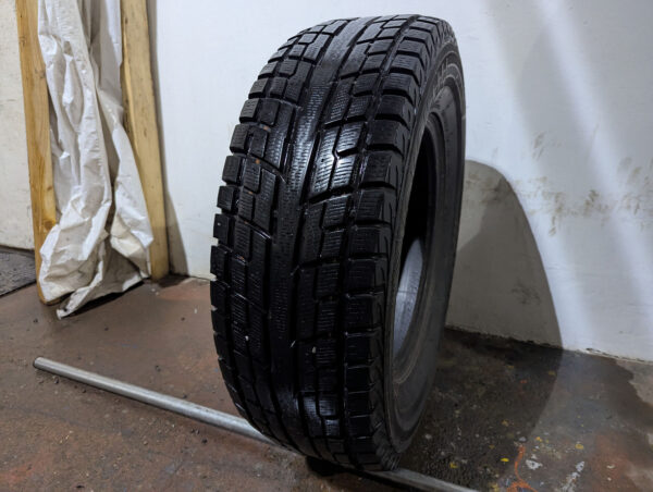 Un (1) pneu d'occasion Yokohama Ice Guard IG51V 235/70R16 - Image 3