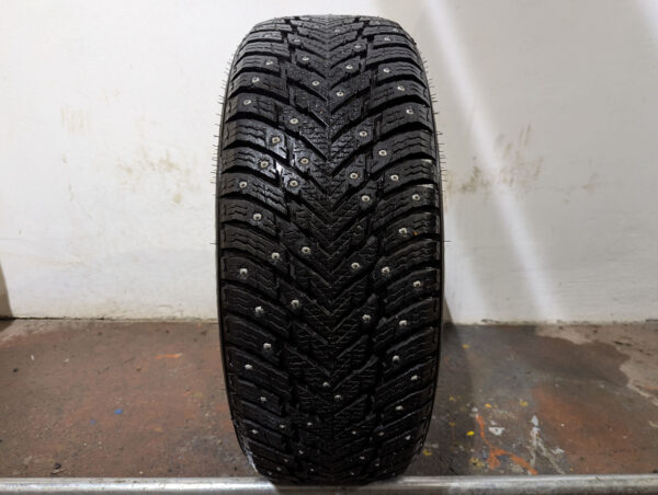 Un (1) pneu d'occasion Nokian Hakkapeliitta 10 205/55R16